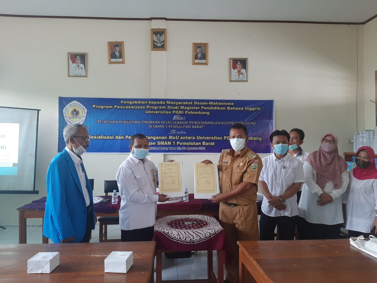 Tim Dosen PPs Universitas PGRI Palembang Beri Pelatihan PTK di SMAN 1 Pemulutan Barat